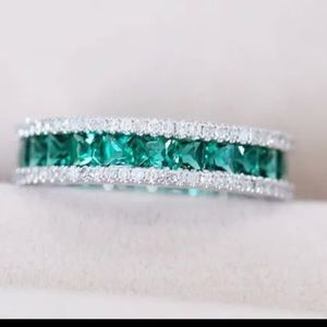 Princess cut emerald gemstone ring